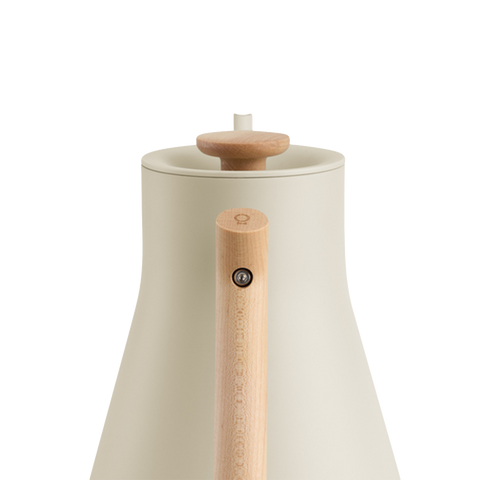 Fellow Stagg EKG PRO 0,9 l – béžová rychlovarná konvice s dřevěnou rukojetí